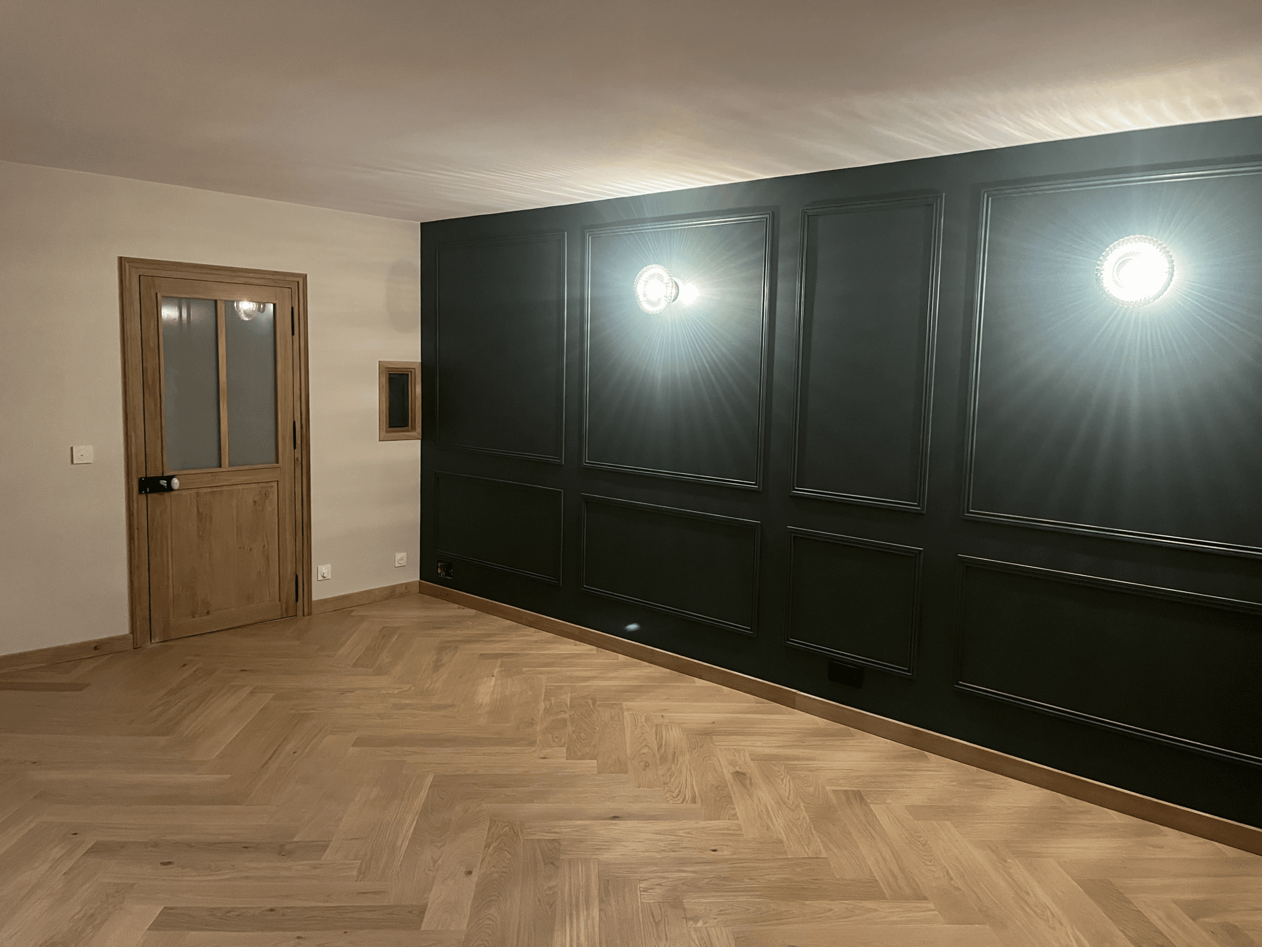 Boiserie murale sur mesure et porte vitrée bois avec parquet chevrons par Menuiserie Charron