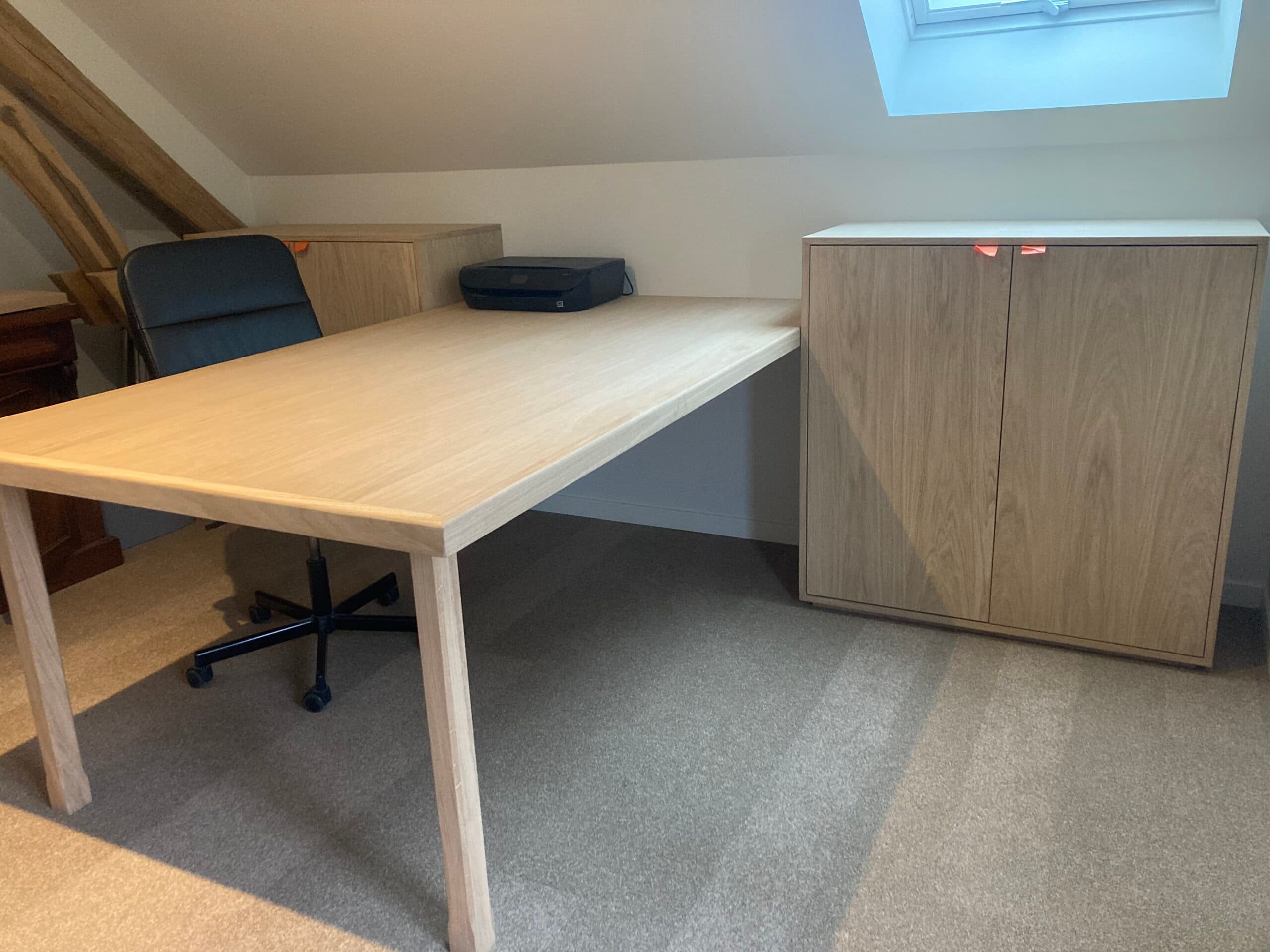 Bureau en bois de chêne sur-mesure vue de côté – Menuiserie Charron