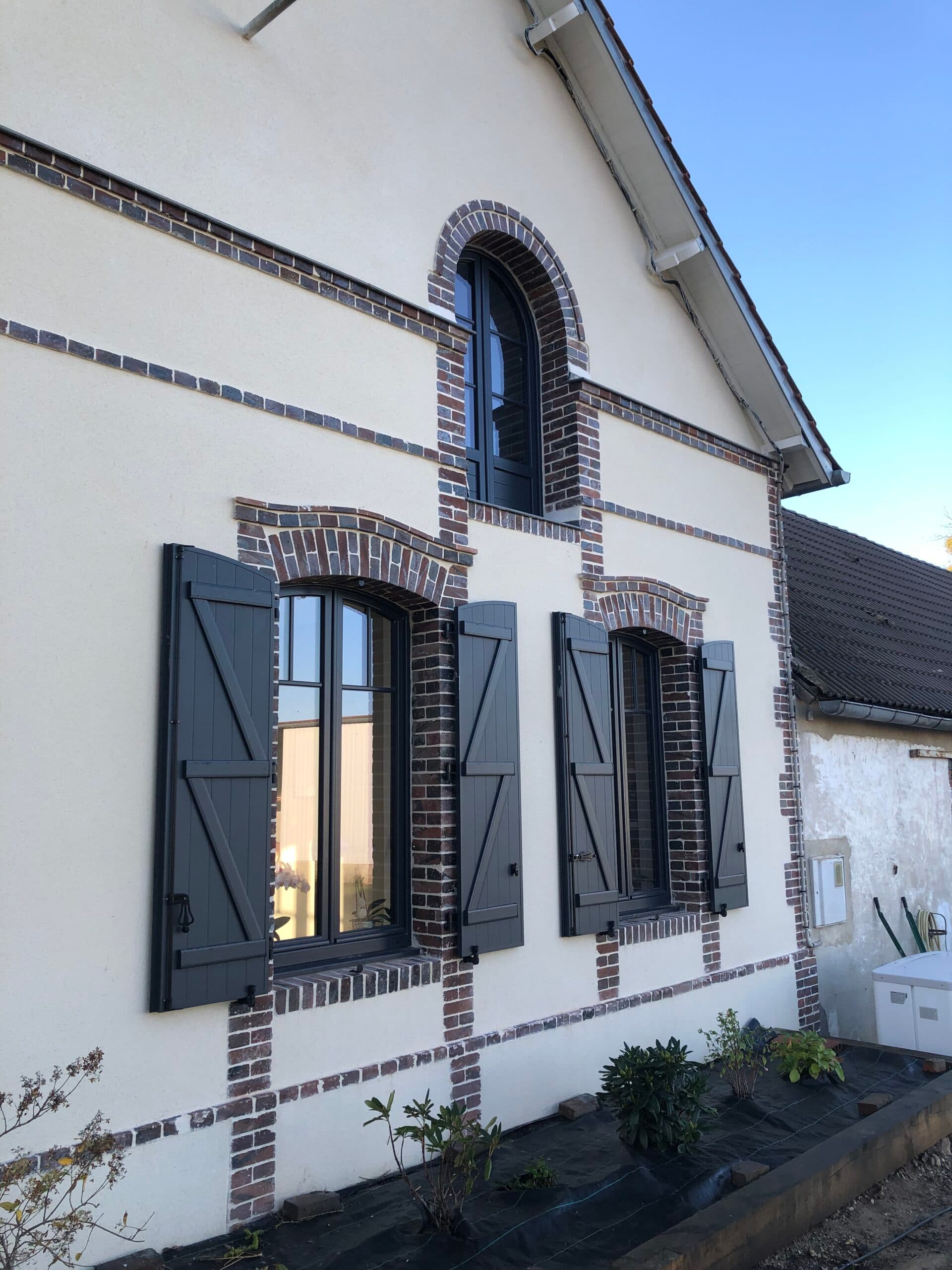 Fourniture-pose-volets-battants-aluminum-cintre-RAL-7016-a-Ecuble-Chateauneuf-en-thymerais-Charron-Pere-et-Fils – Menuiserie Charron