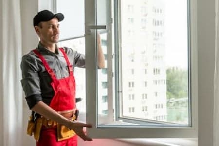 Artisans posant une fenêtre sur mesure par Menuiserie Charron