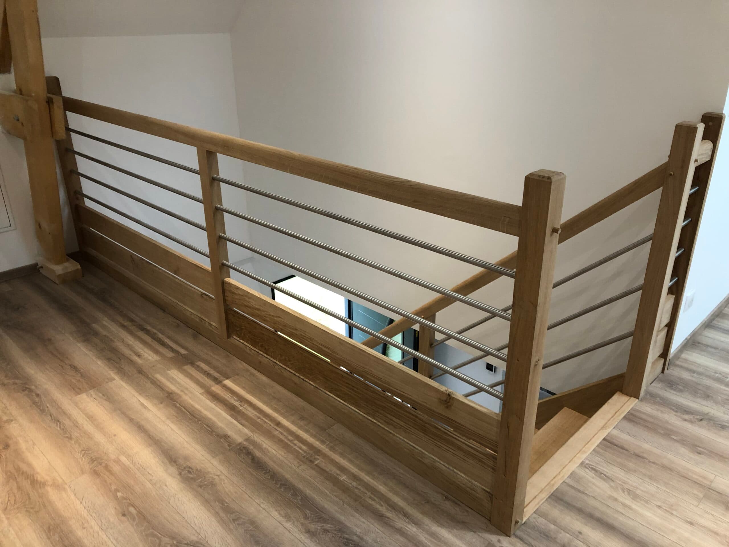Escalier chêne barreaudage inox garde-corps par Menuiserie Charron