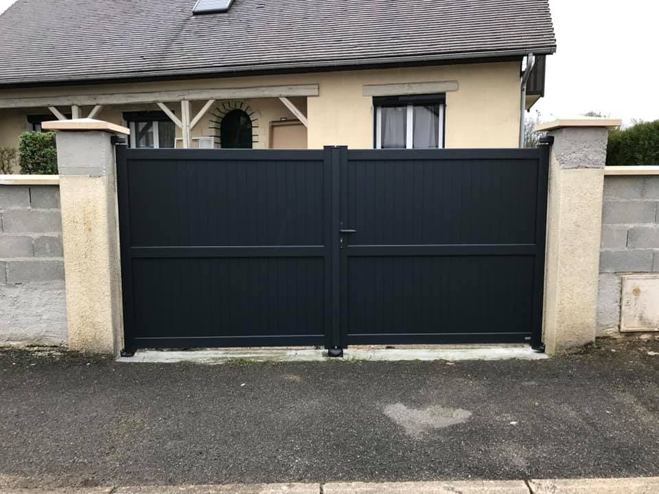 Portail aluminium RAL 7016 vue extérieure par Menuiserie Charron